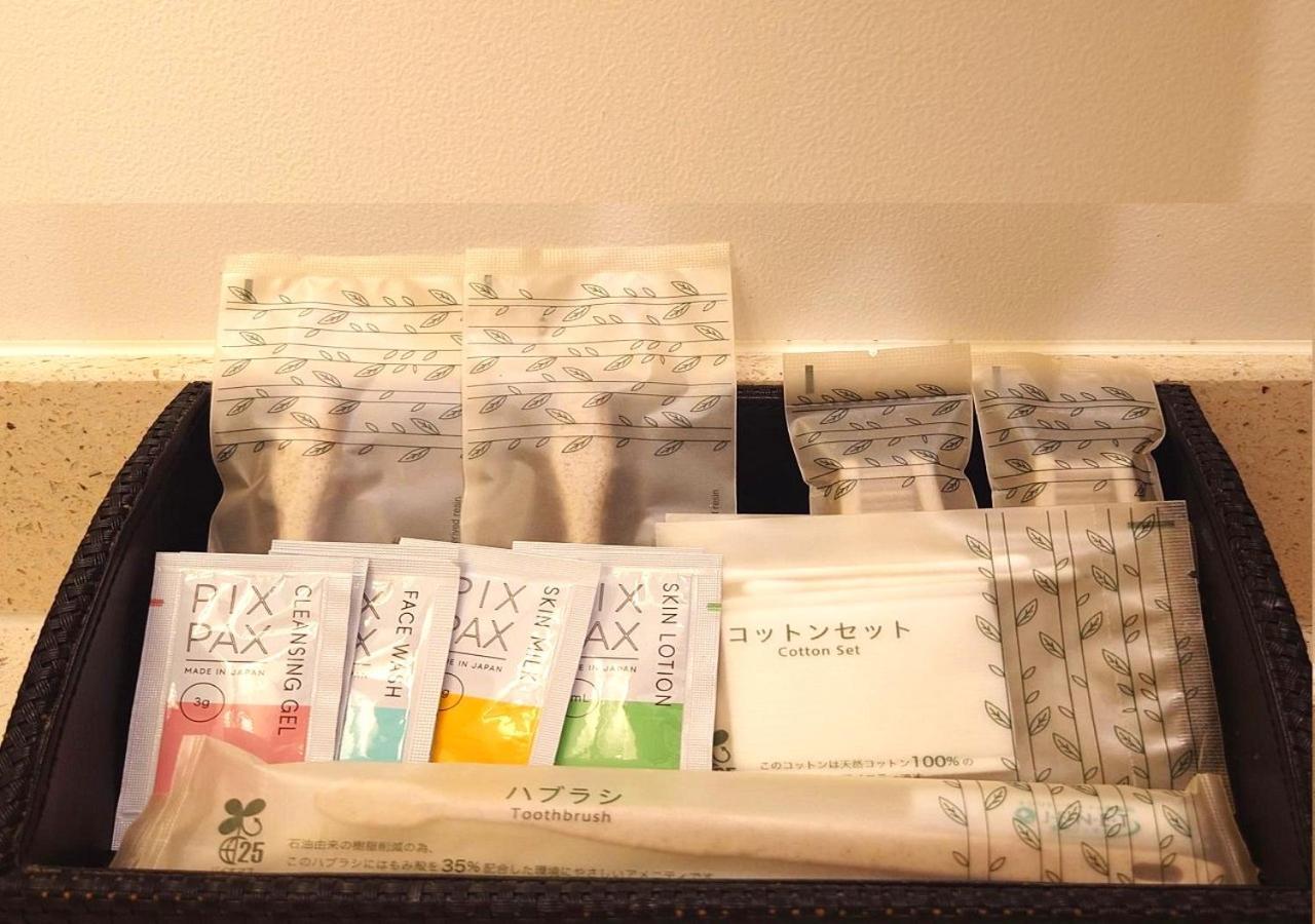Hotel Monterey Okinawa Spa&Resort Onna Exterior foto A selection of toiletries in a hotel bathroom