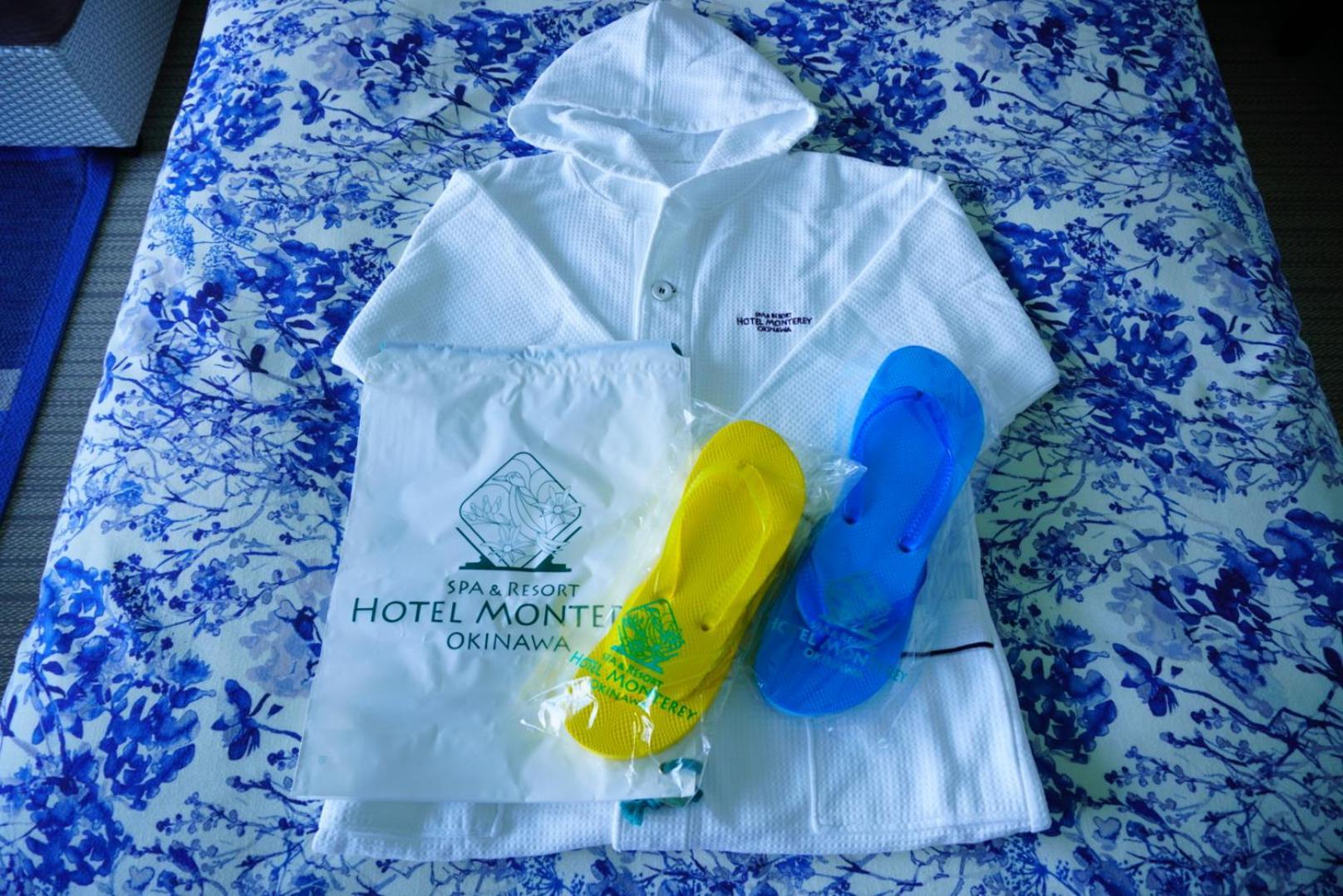 Hotel Monterey Okinawa Spa&Resort Onna Exterior foto A disposable rain poncho