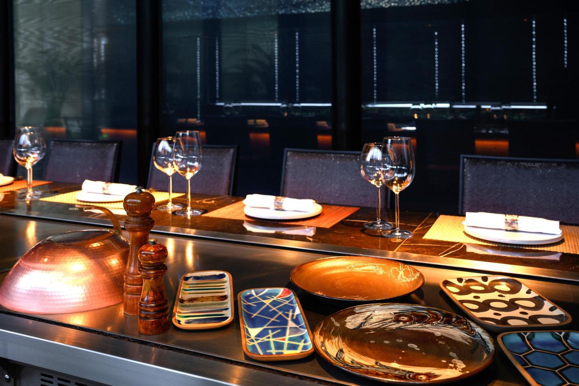 Hotel Monterey Okinawa Spa&Resort Onna Exterior foto A table at a restaurant