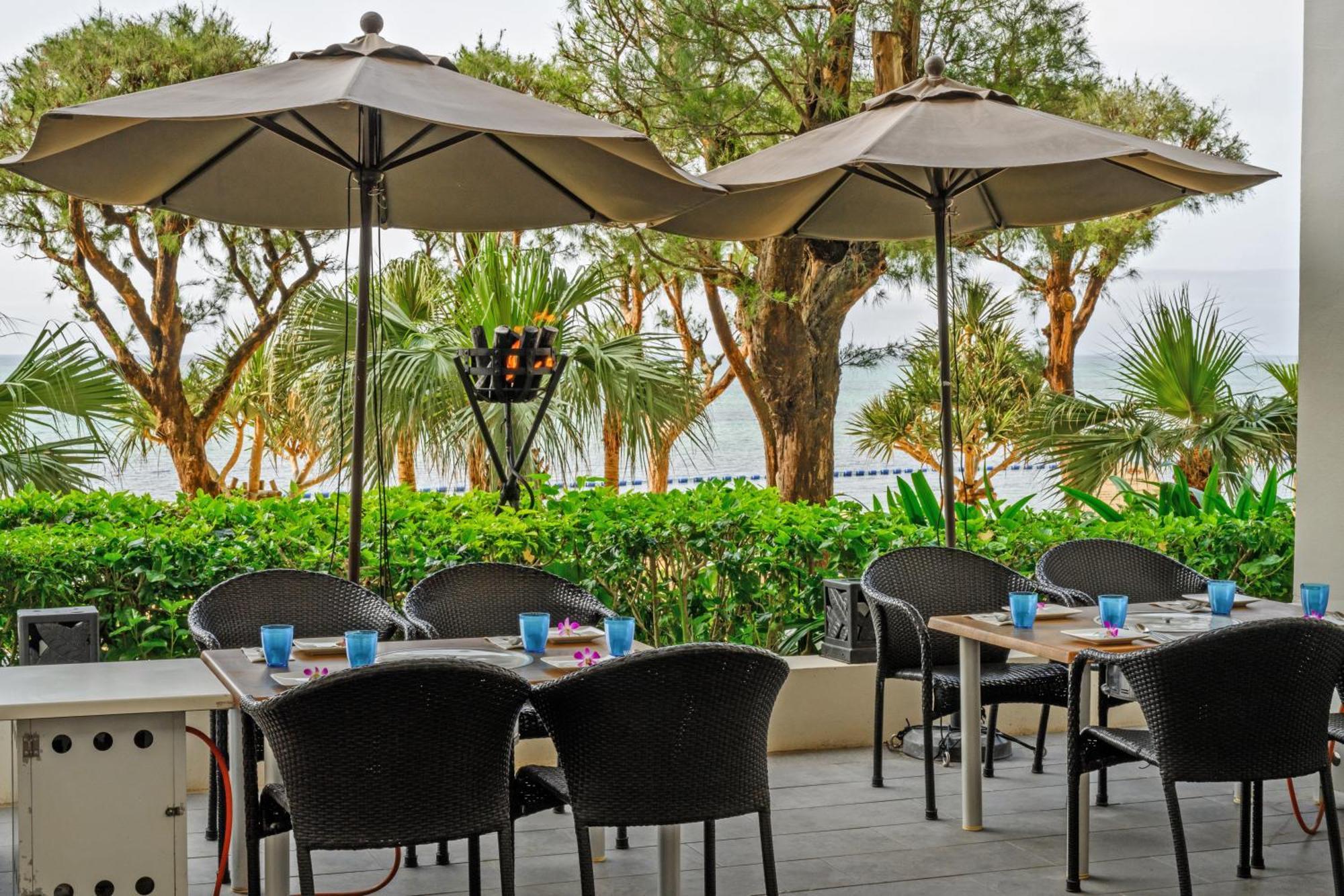 Hotel Monterey Okinawa Spa&Resort Onna Exterior foto The Deck