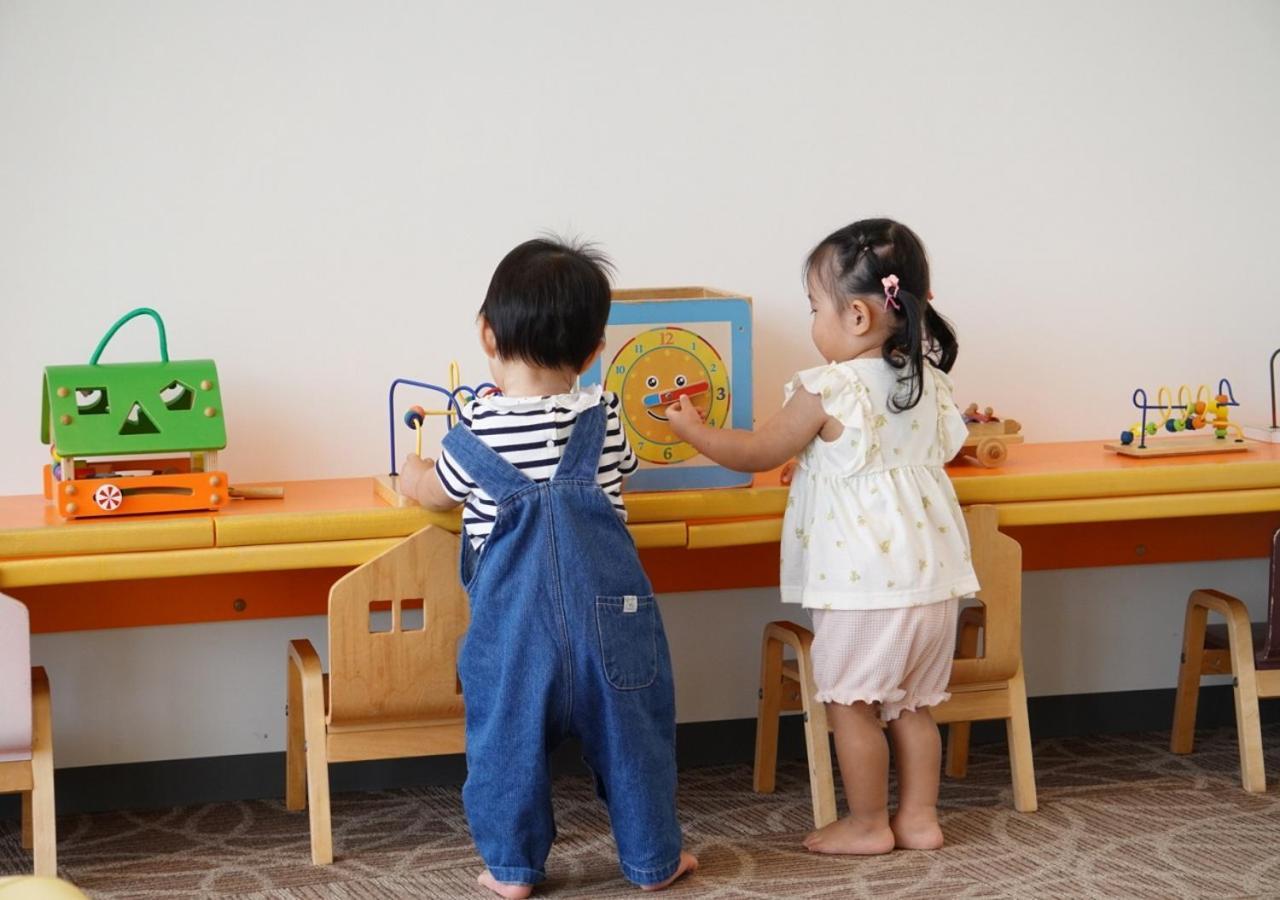 Hotel Monterey Okinawa Spa&Resort Onna Exterior foto Children playing with Montessori materials