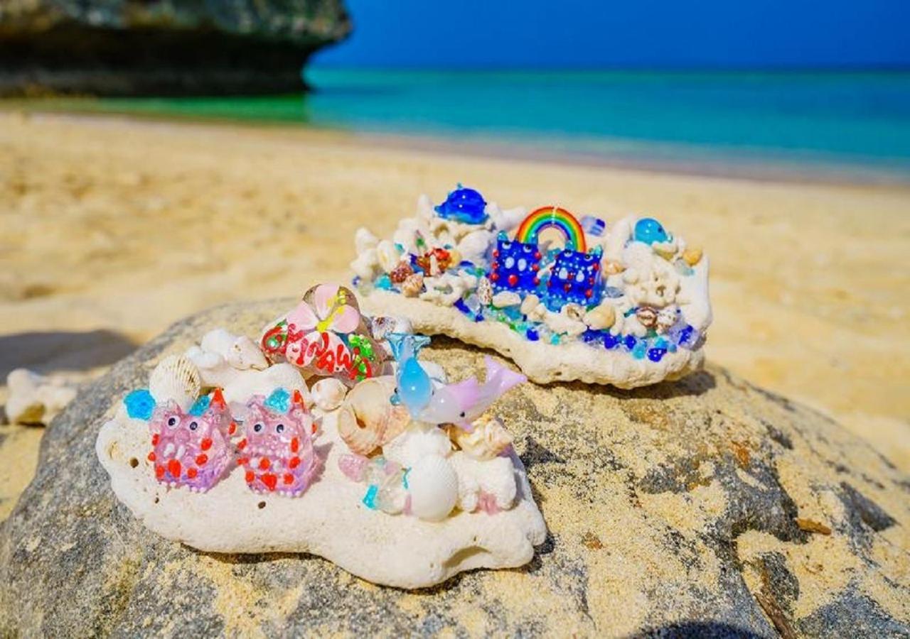 Hotel Monterey Okinawa Spa&Resort Onna Exterior foto A pair of decorated shoes