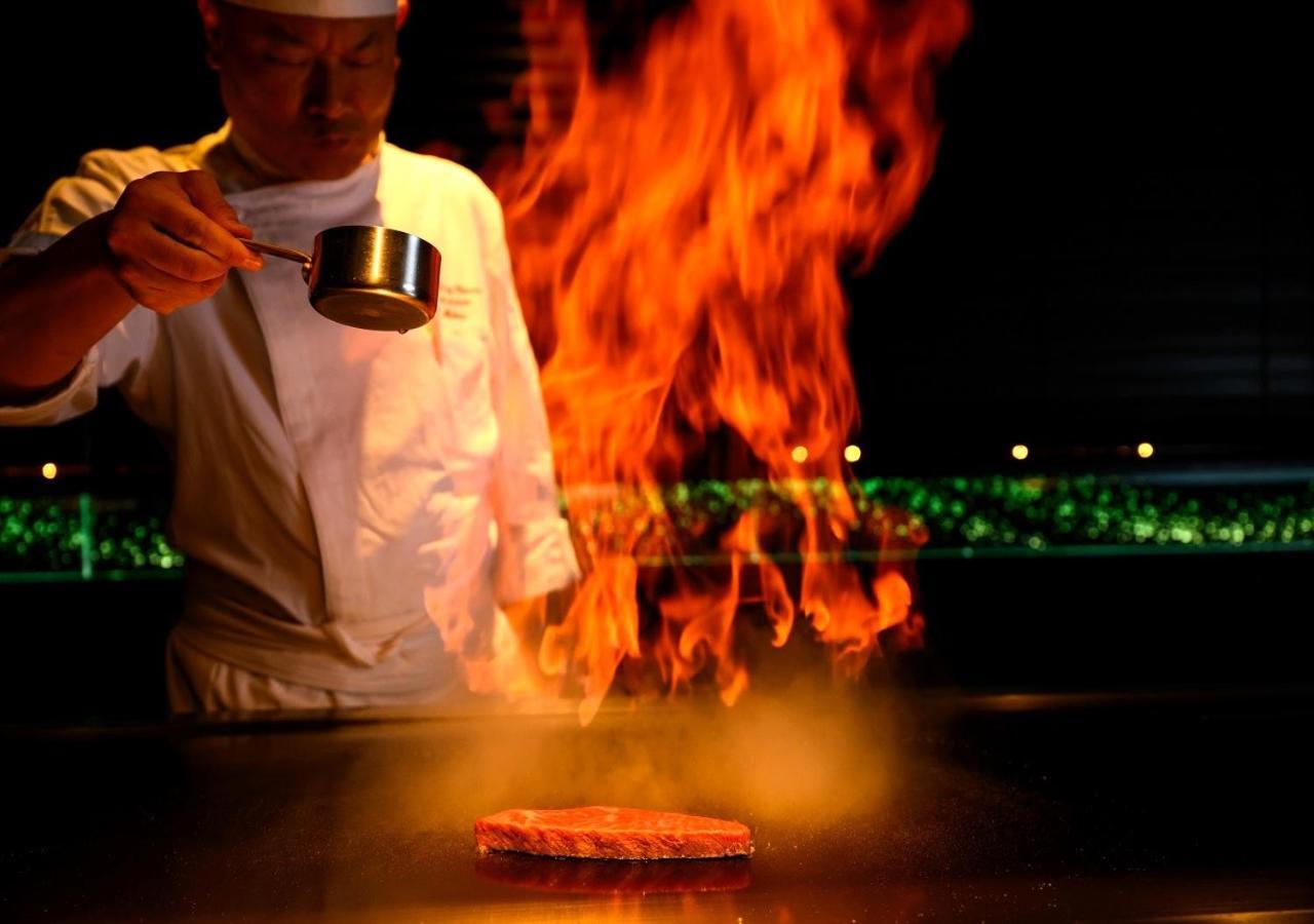 Hotel Monterey Okinawa Spa&Resort Onna Exterior foto A chef cooking with the technique of flambe