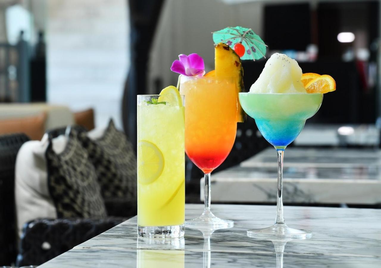 Hotel Monterey Okinawa Spa&Resort Onna Exterior foto A selection of non-alcoholic cocktails