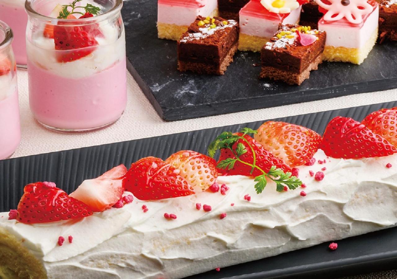 Hotel Monterey Okinawa Spa&Resort Onna Exterior foto A strawberry parfait