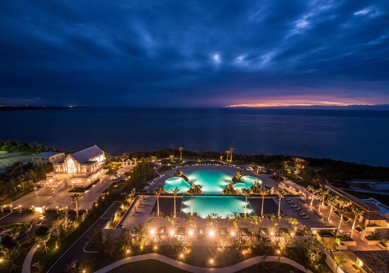 Hotel Monterey Okinawa Spa&Resort Onna Exterior foto The resort at night