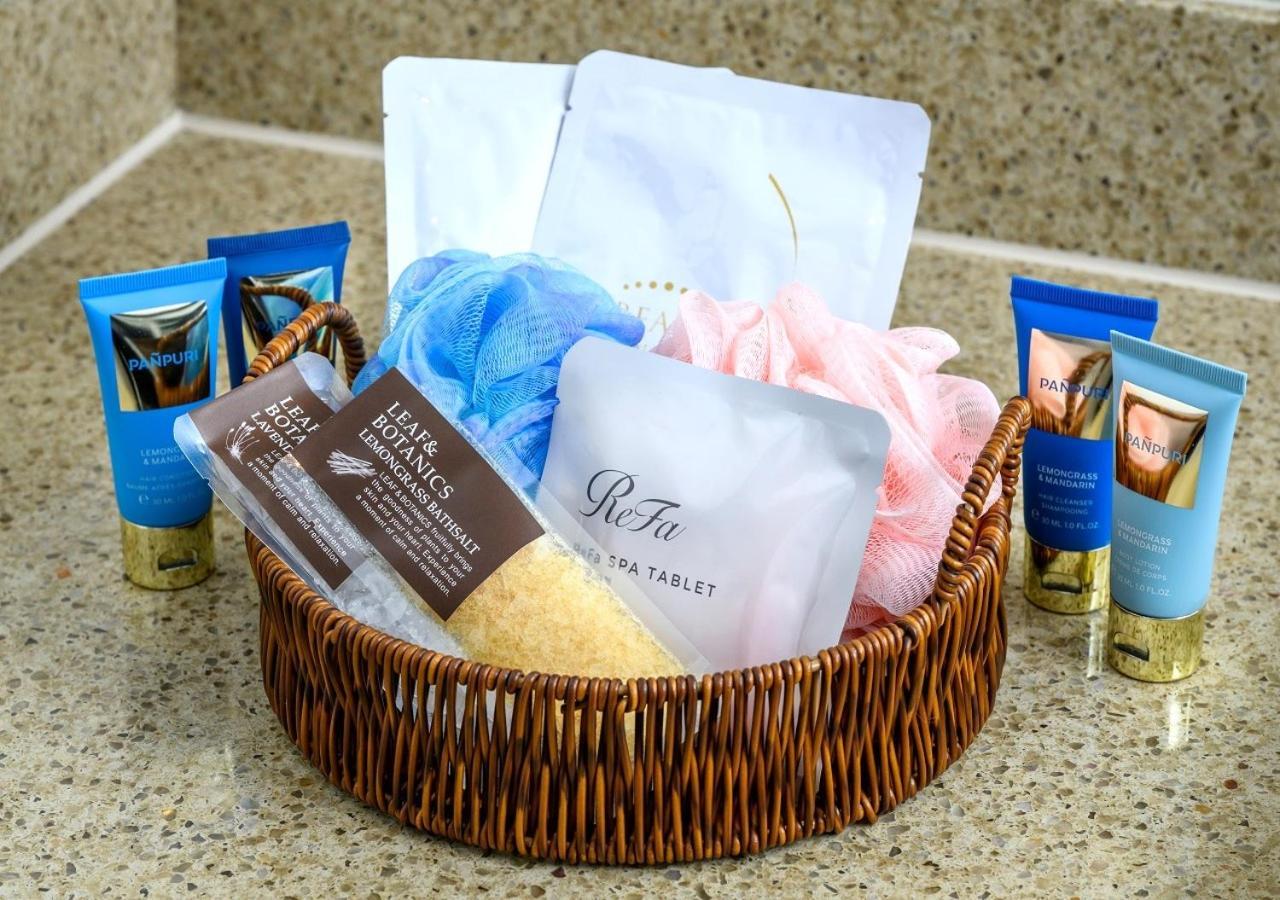 Hotel Monterey Okinawa Spa&Resort Onna Exterior foto A selection of toiletries